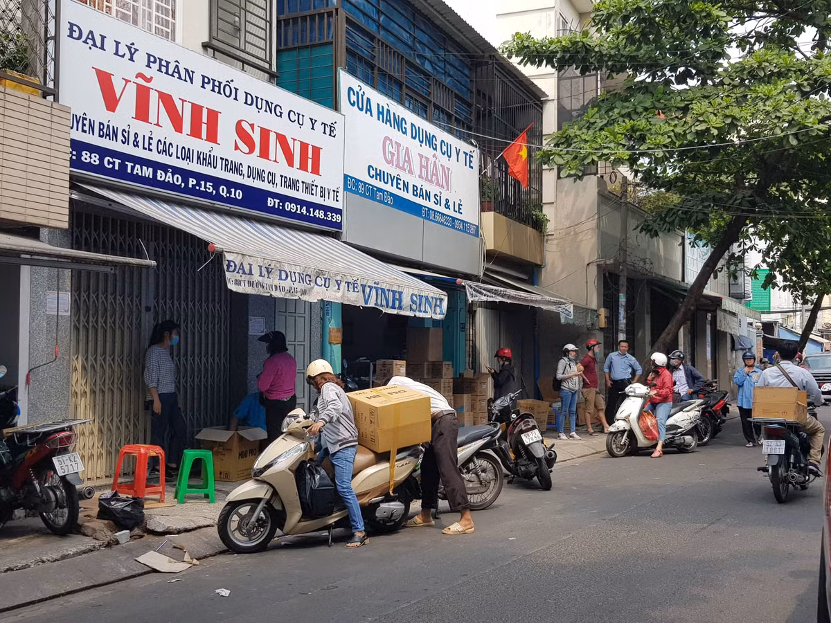 TP.HCM: Gia khau trang dung 1 lan tang len 200.000 dong/hop-Hinh-5