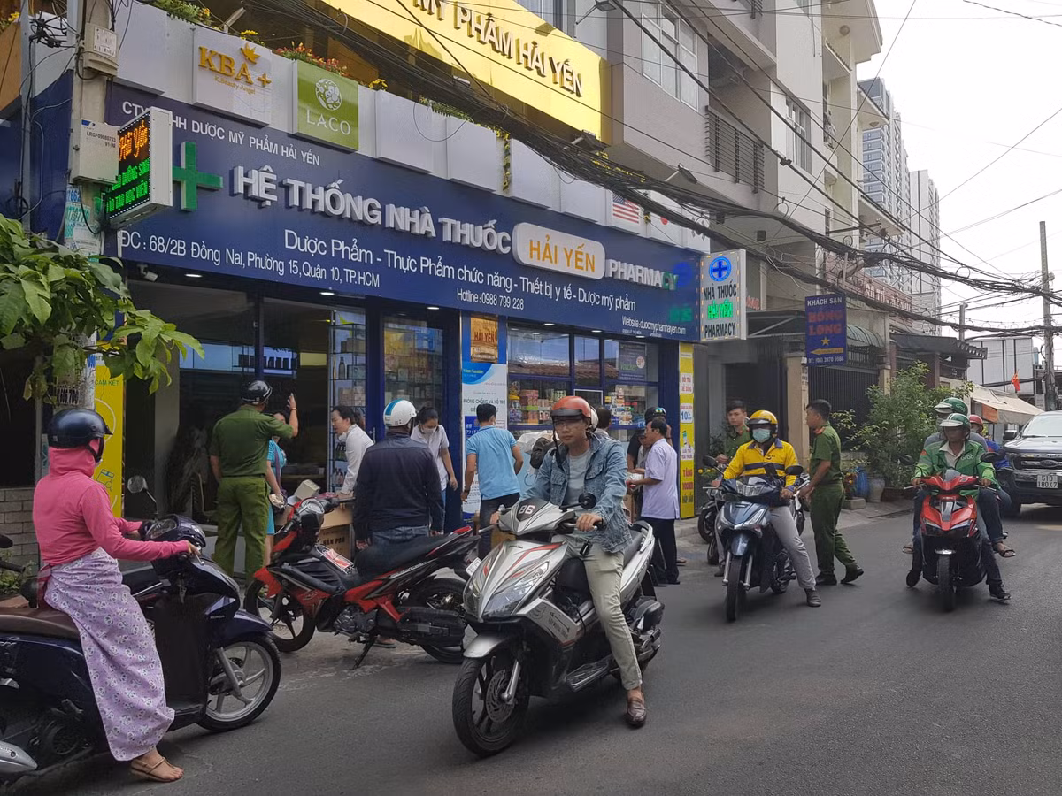TP.HCM: Gia khau trang dung 1 lan tang len 200.000 dong/hop-Hinh-2