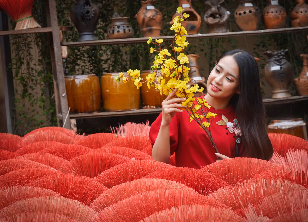 Hotgirl Sài Gòn xúng xính áo dài đến check-in 'đường mai vàng' - Hình 6 Hotgirl Sai Gon xung xinh ao dai den check-in 'duong mai vang'-Hinh-6