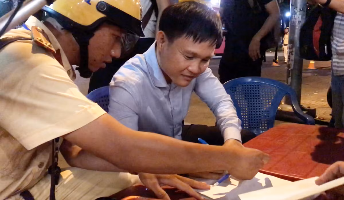Bi phat 4,5 trieu, nguoi vi pham nong do con doi vut luon xe may-Hinh-2