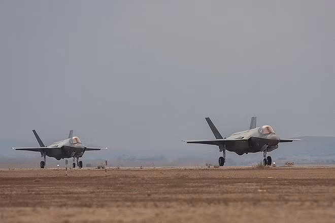 Số liệu trên trang FlightRadar24 cho thấy, chiếc tiêm kích F-35I sử dụng mã hiệu AF351F của Mỹ, cất cánh từ căn cứ không quân Nevatim, bay qua Dải Gaza rồi hướng ra biển.