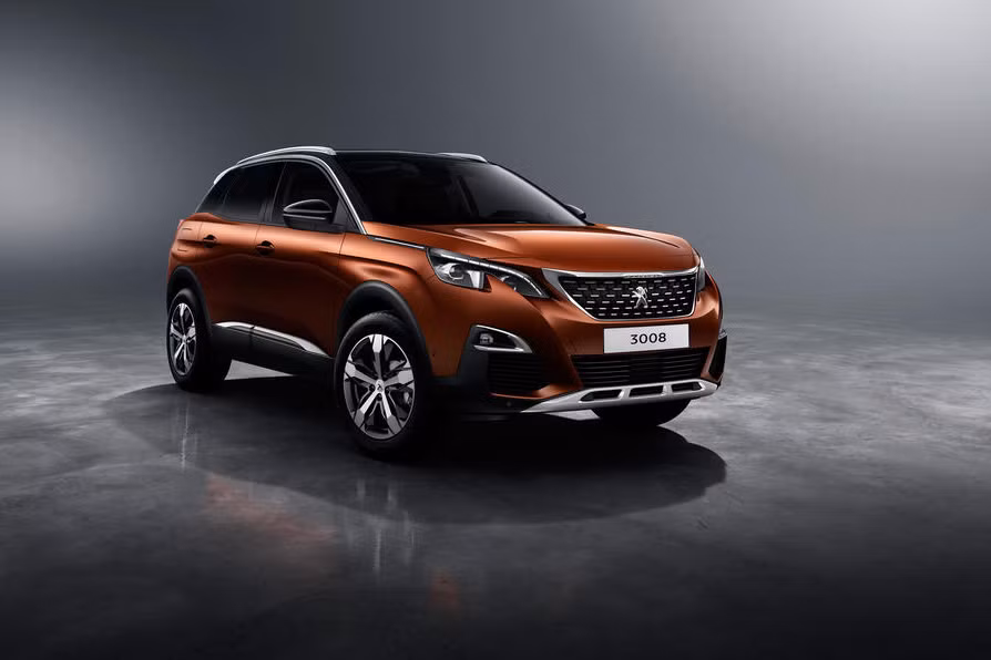 Thiết kế trên chiếc Peugeot 3008 thế hệ mới dựa theo nền tăng EMP2, do đó giúp trọng lượng của xe nhẹ hơn tới 100kg. Phần đầu xe ấn tượng với lưới tản nhiệt hình thang viền mạ cờ-rôm, hốc hút gió lớn, cản trước mở rộng với các khe lớn được làm bằng hợp kim nhôm sáng.
