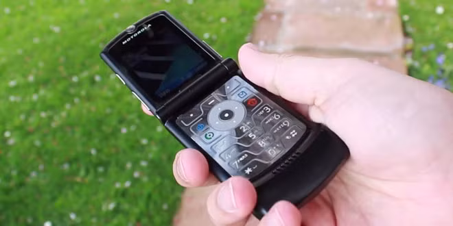 Huyen thoai Motorola RAZR hoi sinh duoi dang man hinh gap