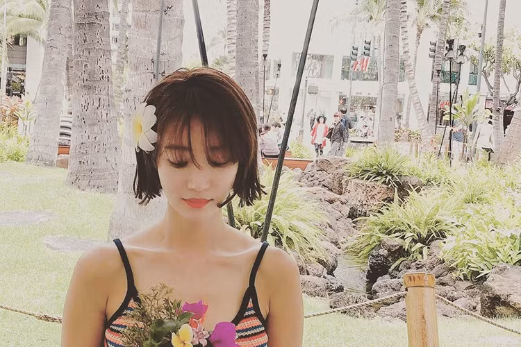 Ngoài đời, nữ diễn viên chuộng trang phục gợi cảm.