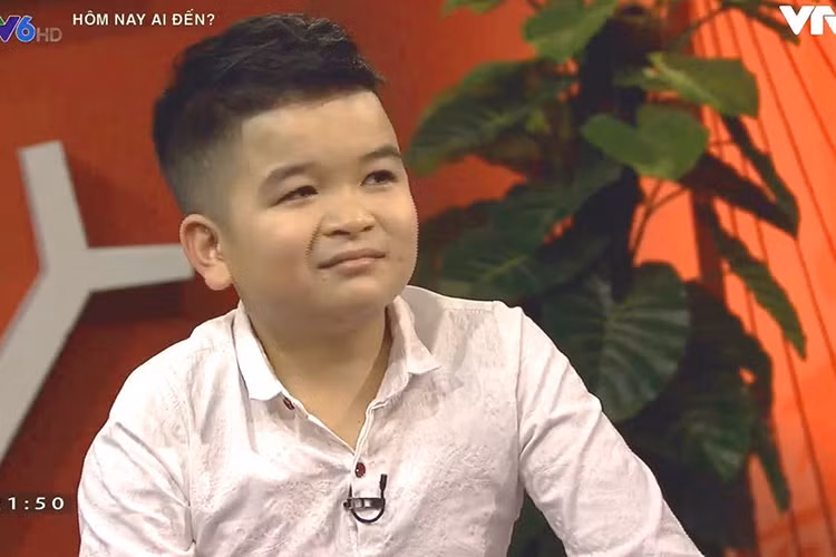 Trong "Hôm nay ai đến", chàng diễn viên tí hon trải lòng về những khó khăn khi theo đuổi nghề diễn xuất. Ảnh: VTV