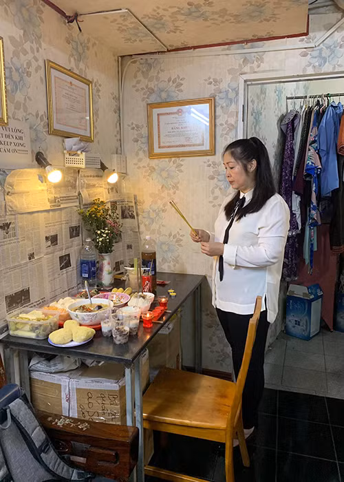 Khi nghệ sĩ Anh Vũ qua đời trong chuyến lưu diễn ở Mỹ, Hồng Vân đứng lên kêu gọi quyên góp đưa Anh Vũ về nước, sau đó hỗ trợ gia đình Anh Vũ tổ chức đám tang tại quê nhà.