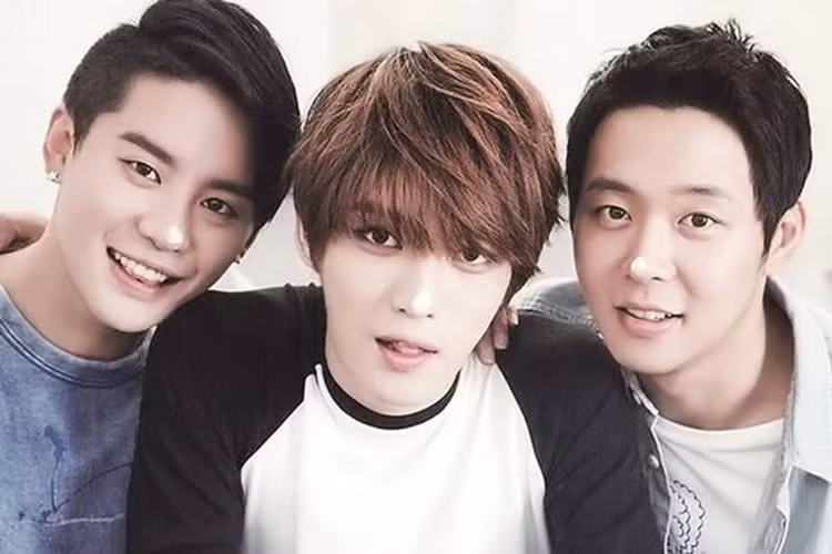 Là ca sĩ tài năng nên Yoochun tiếp tục tỏa sáng trong vai trò thành viên của nhóm JYJ bất chấp bị công ty quản lý cũ cấm vận.