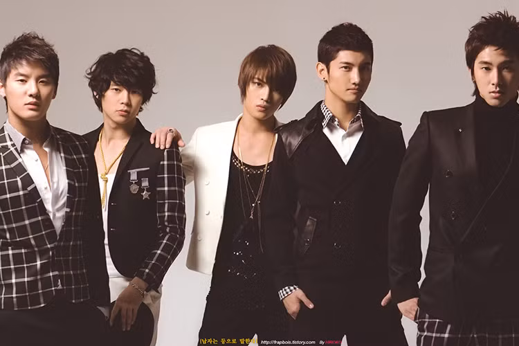 Năm 2009, Yoochun cùng hai thành viên của nhóm Jaejoong và Kim Junsu kiện công ty quản lý SM vì những bất công trong hợp đồng lao động giữa hai bên.