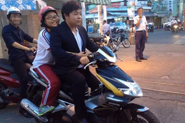 Cuối tháng 4/2015, Quang Lê đã trở thành tâm điểm của dư luận khi không đội mũ bảo hiểm chở con gái nuôi Phương Mỹ Chi.
