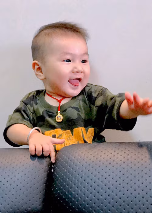Lâm Khánh Chi được bố mẹ hai bên hỗ trợ chăm sóc cậu con trai.