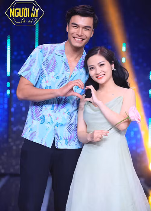 Kết thúc chương trình, nữ MC Ngọc Anh tay trong tay ra về cùng người mẫu Mạnh Lân.