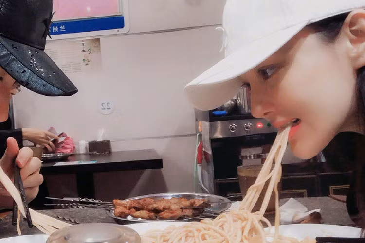 Đôi vợ chồng son không rời nhau nửa bước mỗi khi cùng ra ngoài.