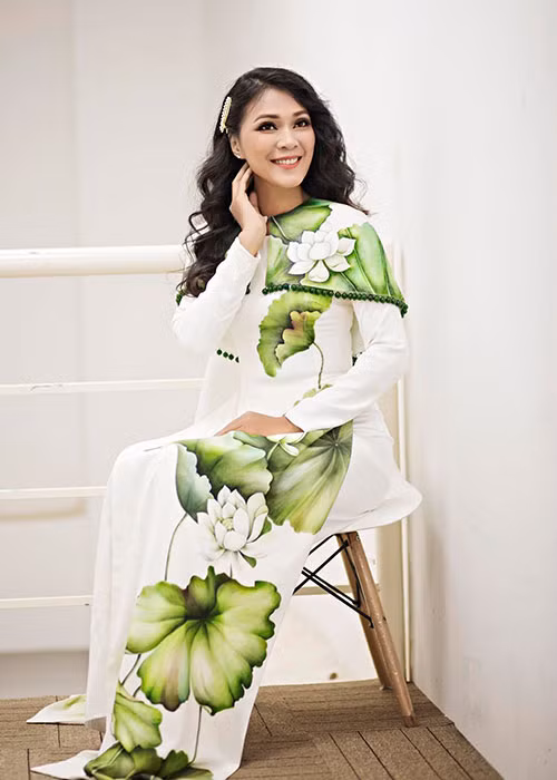 Theo lời Y Nhung, nếu cô đi quay xa, chồng của cô dậy sớm, nấu cơm và chuẩn bị nước mát cho vợ mang đi và đảm nhận việc đón và dạy con học.