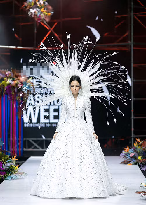 NTK Đức Vincie khen Phương Nga rất có tinh thần trách nhiệm và tập trung cao độ cho màn catwalk của mình. Ảnh: BTC