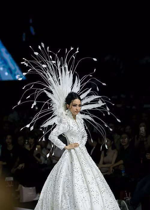  Trương Hồ Phương Nga vừa làm vedette trong show diễn của NTK Đức Vincie thuộc khuôn khổ một tuần lễ thời trang. Ảnh: BTC