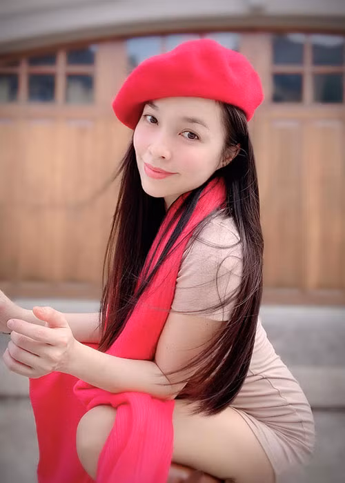Từ năm 21 tuổi, nữ ca sĩ đã làm mẹ đơn thân. Và cho đến nay, Hiền Thục vẫn lẻ bóng.