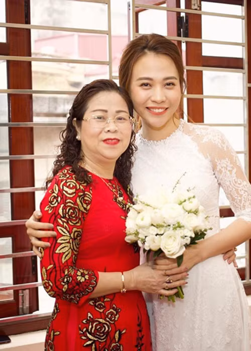 Đáp lại mẹ vợ tương lai, Cường Đô la viết: "Dạ đúng rồi đó mẹ, toàn ăn hiếp con thôi". Về phía mẹ của Đàm Thu Trang, bà cũng hài hước đáp lại con rể tương lai: "Trang đanh đá chín, con chín mười lăm".