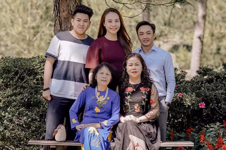 Được biết, mối quan hệ giữa Cường Đô la và mẹ của Đàm Thu Trang rất tốt đẹp. Trong khi đó, Đàm Thu Trang cũng được lòng gia đình chồng.