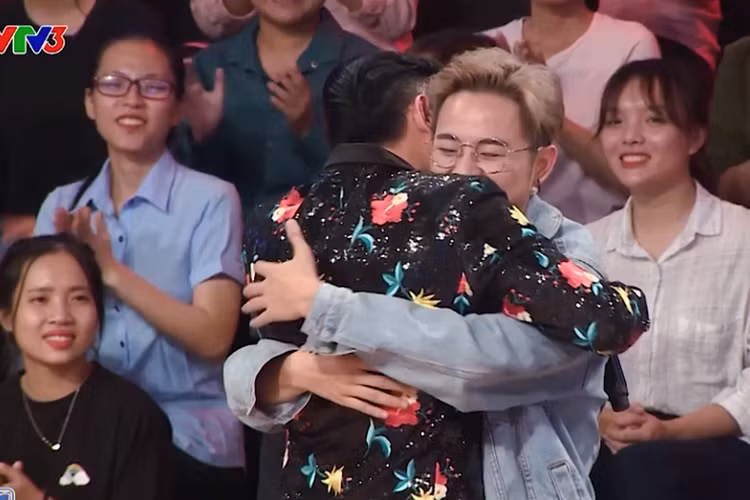 Fan nổi tiếng của Đan Trường còn gồm Thanh Duy Idol. Mới đây, khi gặp thần tượng của mình, Thanh Duy thậm chí đã bật khóc. Ảnh: Giao thông