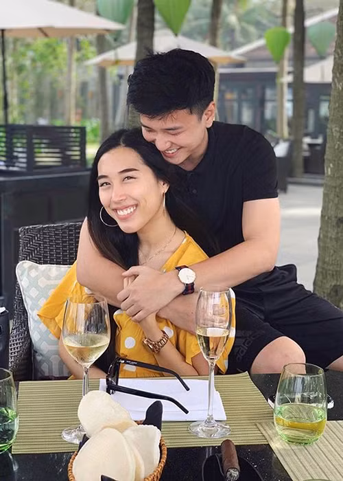 Tháng 8/2018, khi Huỳnh Anh bị Việt Hương tố đi trễ khiến cả ê-kíp phải chờ đợi, Y Vân từng lên tiếng động viên bạn trai.