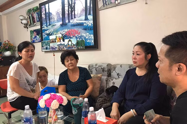 Đã có không ít những câu chuyện buồn xung quanh sự ra đi của Anh Vũ. Đầu tiên là tin đồn nghệ sĩ Hồng Vân tự ý kêu gọi quyên góp đưa thi hài Anh Vũ về Việt Nam. Trước thông tin trái chiều, gia đình Anh Vũ và Hồng Vân đều lên tiếng bác bỏ.