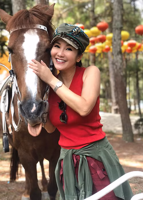 Cuộc sống hiện tại của Hồng Nhung dường như đầy bình yên.