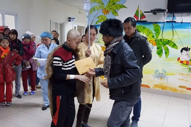 Ngoài Kim Loan, Trần Lập còn san sẻ tiền ủng hộ cho các bệnh nhi. Vào tháng 1/2016, sau liveshow “Đôi bàn tay thắp lửa”, anh trích một phần doanh thu của chương trình cùng số tiền ủng hộ của nhiều doanh nghiệp, bạn bè cho mình để giúp đỡ các bệnh nhi tại nơi anh điều trị bệnh. Ảnh: FBNV