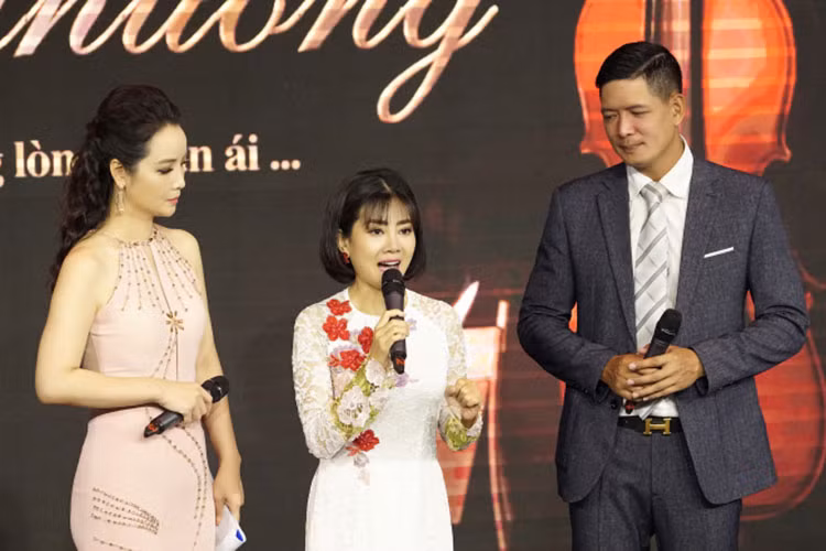 Lâu nay, nghệ sĩ Việt luôn chung tay giúp đồng nghiệp không may mắc bạo bệnh. Xúc động hơn câu chuyện là nghệ sĩ bị bệnh vẫn sẵn lòng san sẻ tiền ủng hộ với người cùng cảnh ngộ. Ví dụ như diễn viên Mai Phương. Ảnh: Doanh nhân pháp luật