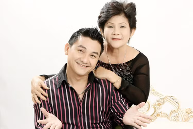 Khi nghe tin dữ về con trai, mẹ của Anh Vũ vô cùng đau xót. "Đau xót lắm, thương con cả đời hiếu thảo với mẹ, với gia đình”, bà nói trên Người lao động. Ảnh: Người lao động.