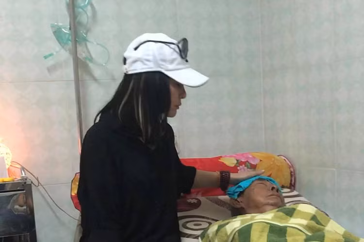 Cát Phượng vừa đến trao số tiền hỗ trợ cho nghệ sĩ Lê Bình bị ung thư. Cô cho biết, nam nghệ sĩ sốt cao, nói mê sảng, không ăn uống gì được. Cát Phương chia sẻ thêm con gái của nghệ sĩ Lê Bình gửi lời cảm ơn đến mọi người và xin ngưng nhận tiền hỗ trợ.