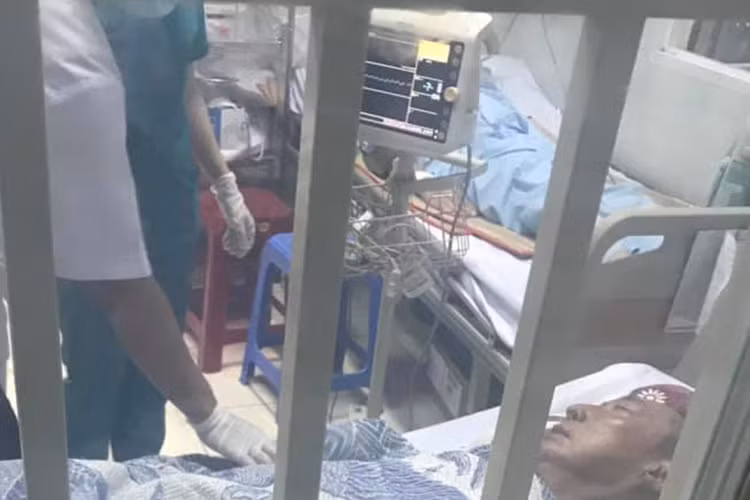 Gần đây, nhiều nghệ sĩ đến thăm nam diễn viên phim "Đất phương Nam". Ca sĩ Đông Hùng mong nghệ sĩ Lê Bình không bỏ cuộc trong cuộc chiến chống chọi bệnh ung thư.