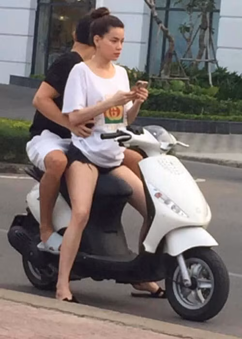 Cư dân mạng tranh cãi việc Hồ Ngọc Hà - Kim Lý được cho là không đội mũi bảo hiểm khi tham gia giao thông. Ảnh: Vietnamnet