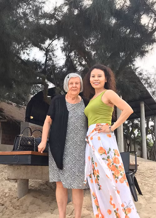 Bố mẹ của Hồ Ngọc Hà từng sang Thụy Điển gặp gỡ bố mẹ của Kim Lý. Mới đây, gia đình của Kim Lý đã về Quảng Bình nghỉ dưỡng và hội ngộ gia đình của Hà Hồ. Ảnh: FBNV