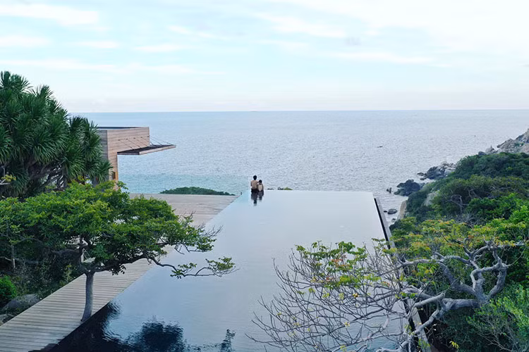 Trên trang cá nhân, cặp đôi cùng khoe ảnh nghỉ dưỡng sang chảnh. Ảnh: FBNV