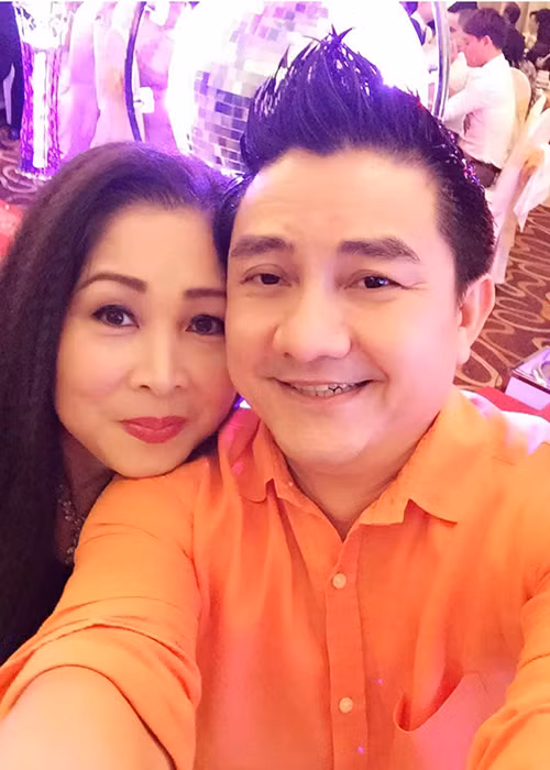 Sinh thời, nam nghệ sĩ sống không bon chen, tránh thị phi nên anh được nhiều đồng nghiệp yêu mến.