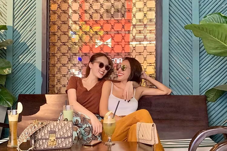 Kỳ Duyên và Minh Triệu dính như sam không khác đôi tình nhân.