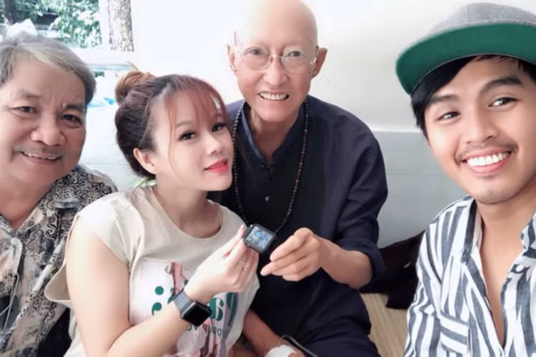 Con gái và con trai nuôi chăm sóc nghệ sĩ Lê Bình khi ông nhập viện. Ảnh: Zing