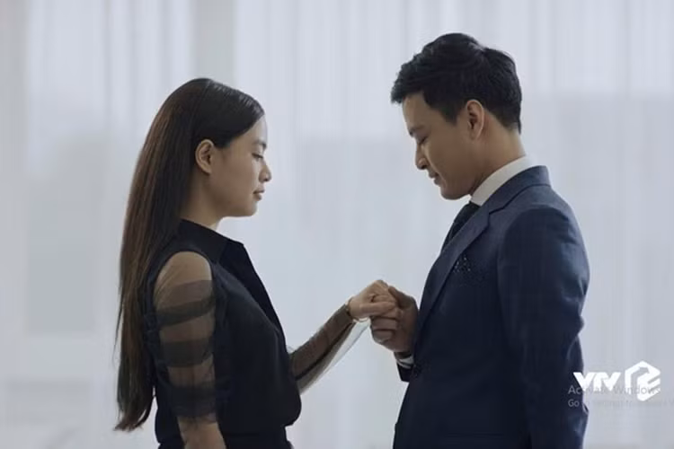 Tuy nhiên, trong thời khắc tặng quà cho Lam Anh, Khánh lại bỏ bạn gái để theo dấu vết của một vụ án nghi giết người. Ảnh: Tiền phong