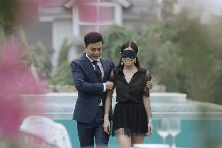 Khi phim chưa lên sóng, Hồng Đăng và Hoàng Thùy Linh chia sẻ cả hai bị khớp khi đóng cảnh tình cảm. Và đúng như lời hai diễn viên tiết lộ, trong tập 1, cả hai diễn cảnh tình tứ khá gượng gạo. Ảnh: Vietnamnet