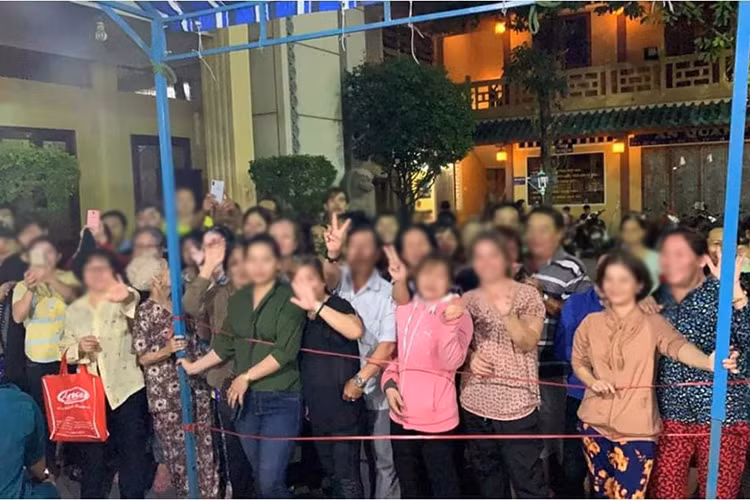 Người dân tụ tập trong đám tang của Anh Vũ vì hiếu kỳ. Ảnh: Vietnamnet