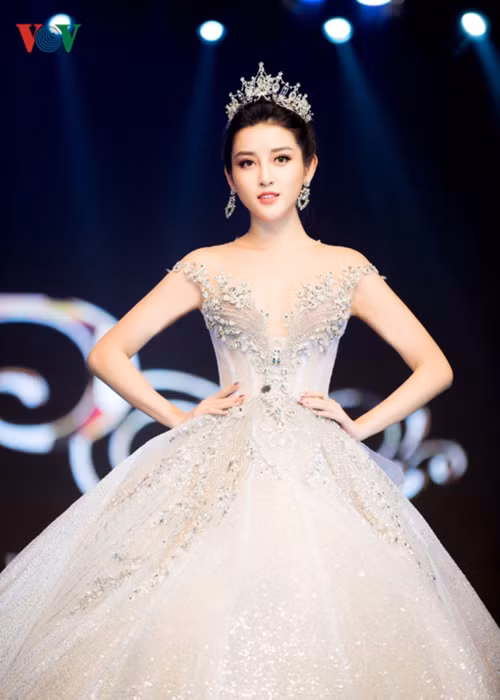 Trên sàn catwalk, Huyền My cũng từng hóa cô dâu xinh đẹp, chỉ chờ "chú rể". Ảnh: VOV