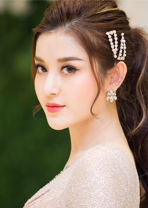 Nàng á hậu tiếp tục ghi điểm bằng phong cách thời trang tinh tế.