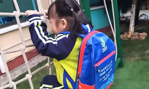 Bo quen con 4 tuoi trong o to 9 tieng, ong bo nhan cai ket dang