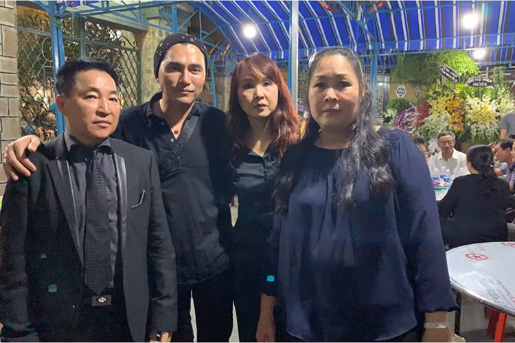 Nam ca sĩ hải ngoại khẳng định Anh Vũ vẫn có show và không tắm khuya dẫn đến bị đột quỵ rồi ra đi lúc đang ngủ. Theo Leon Vũ, cơ quan điều tra sẽ chính thức công bố nguyên nhân Anh Vũ qua đời từ 3-6 tháng sau, hiện tại cơ quan điều tra chỉ chẩn đoán chứ chưa chắc chắn 100%.