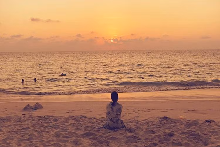 Hình ảnh Song Hye Kyo ngắm biển được người đẹp chia sẻ trên trang cá nhân.