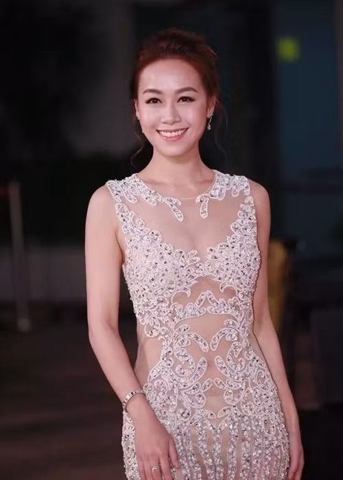 Nàng á hậu sở hữu gương mặt khả ái với nụ cười hút hồn, vóc dáng quyến rũ, làn da trắng không tỳ vết.
