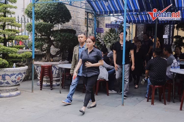 Lê Giang tới viếng Anh Vũ và chia buồn cùng gia đình cố nghệ sĩ. Ảnh: Vietnamnet