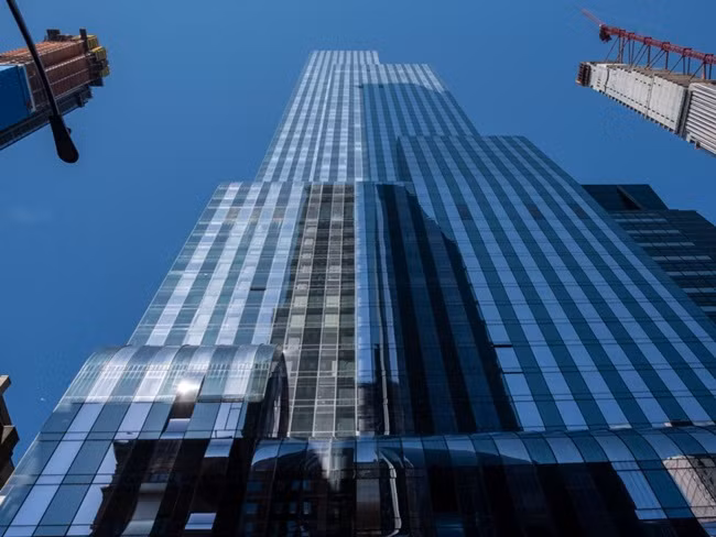 One 57 được hoàn thành năm 2013 với chiều cao hơn 360m. Nó còn có nickname là "tòa nhà tỷ phú".