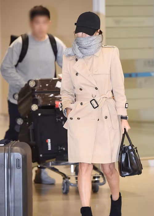 Song Hye Kyo mặc kín mít tại sân bay trở về nước. Đáng chú ý, người đẹp xứ Hàn tiếp tục không đeo nhẫn cưới và không được ông xã Song Joong Ki tháp tùng.