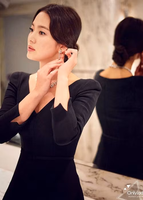 Nàng ngọc nữ của màn ảnh xứ Hàn sang trọng, quyến rũ trong bộ đầm xẻ ngực sâu. Ảnh: Naver